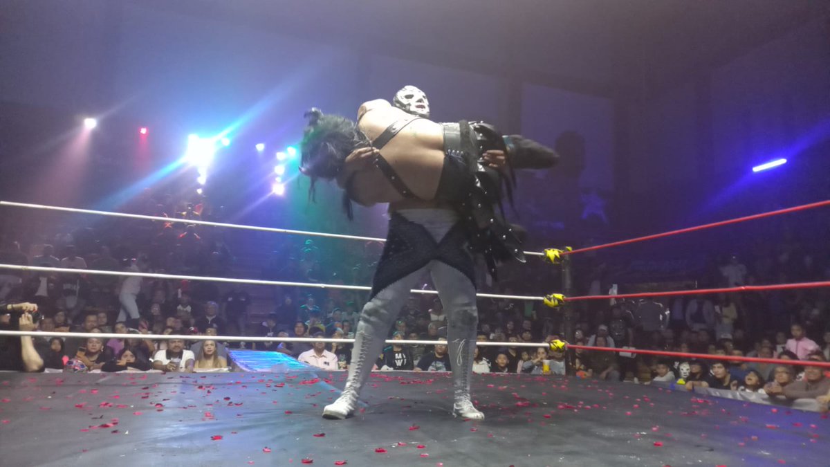 LaTijeraLucha's tweet photo. La lucha super estelar llega a la pletórica #ArenaNeza con el #ConsejoDeAmigos, donde la dupla de #DMTAzul y #NegroCasas se logra imponer a #DrWagnerJr y #Taurus, donde el público enloquece con estos cuatro estetas que se brindaron de principio a fin, gran trabajo... https://t.co/1Za2UHeC0Z