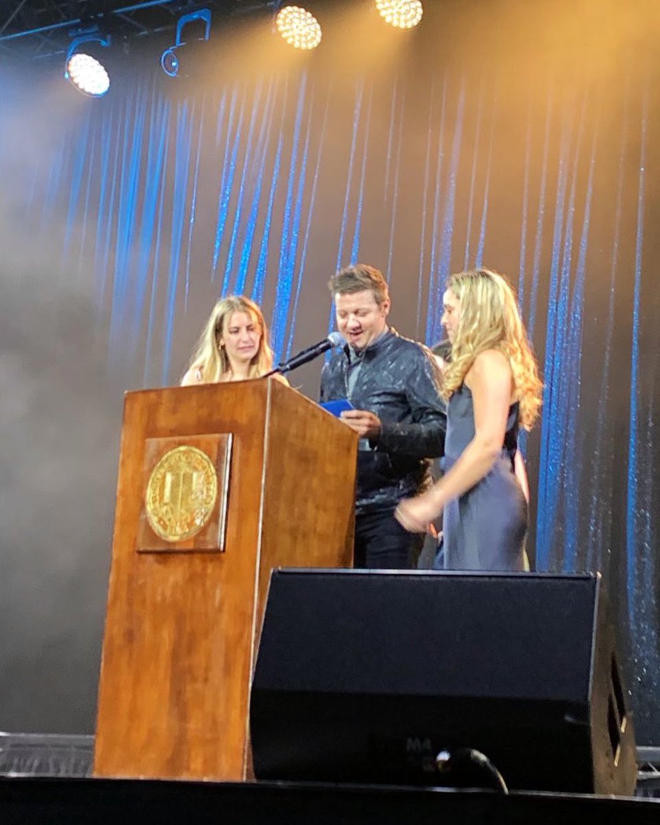 FeldtAddicted's tweet photo. • @jeremyrenner with Ava at the sing contest of @uclaspringsing 🎤🎶 

#jeremyrenner #avarenner #uclaspringsing #ucla #music #sing #thebasechicago #rennerfans https://t.co/eFvn3eYoPn