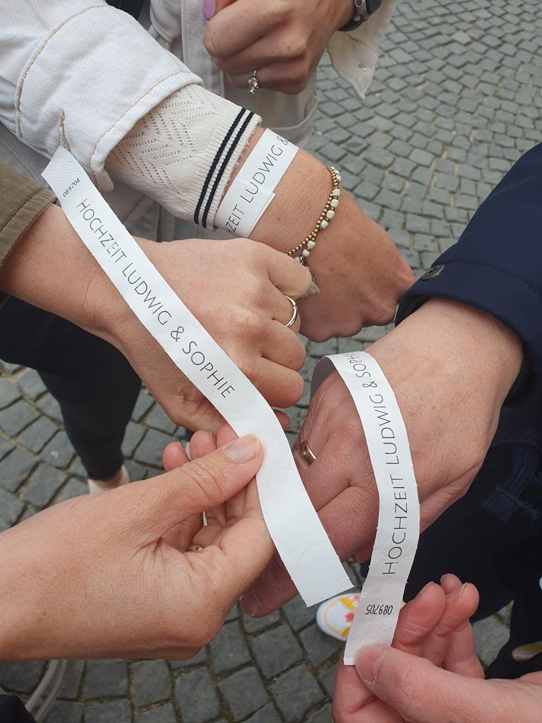 GrundnerBirgit's tweet photo. #Hochzeit in #München: um 10 Uhr heiraten Ludwig #Prinz von #Bayern und Sophie-Alexandra #Evekink  - wir sind bereit @BR24 https://t.co/tsOMKGGEqI