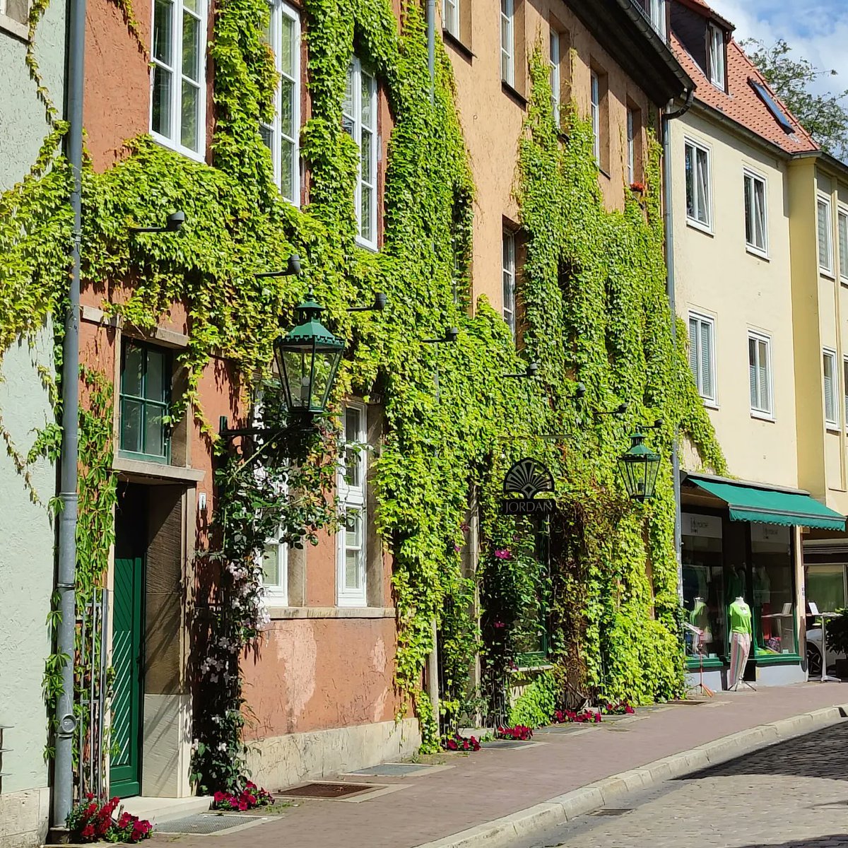 Nyt on viimeisimmät puuntyöstökoneuutuudet nähty #ligna23. <a href="/metsakeskus/">Suomen metsäkeskus</a> :n kanssa järjestetty matka <a href="/hannover/">Stadt Hannover</a> :iin keskeytyi Frankfurttiin, jossa ryhmä joutui jakautumaan kolmeen eri kulkuvälineeseen 🚄🚗✈️. Tällä kertaa <a href="/lufthansa/">Lufthansa</a> 👎🏻. Ehkä ensi kerralla paremmin?