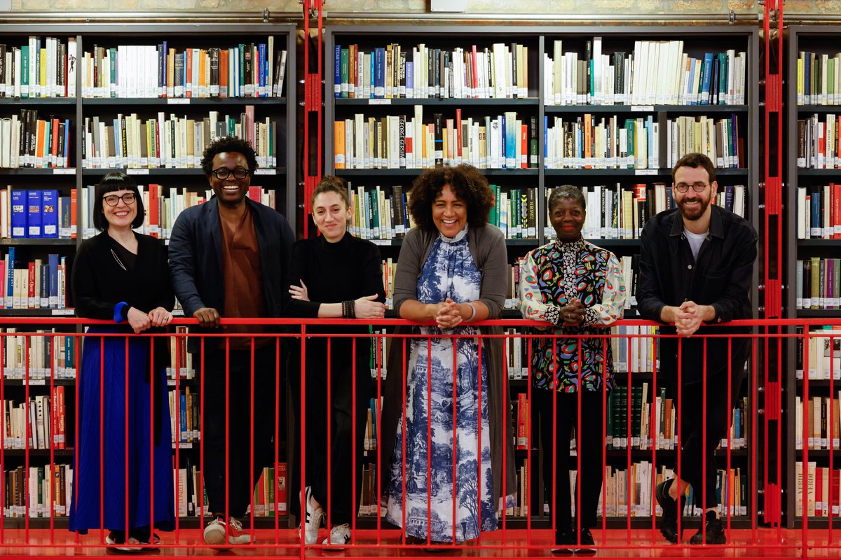 La Curatrice #LesleyLokko accoglie la Giuria internazionale della #BiennaleArchitettura2023: #IzabelaWieczorek, #TauTavengwa, #NoraAkawi, #ThelmaGolden e <a href="/IPestellini/">Ippolito Pestellini Laparelli</a> (Presidente) assegneranno i Leoni oggi alle 11. Guarda la cerimonia in diretta → bit.ly/BiennaleArchit…