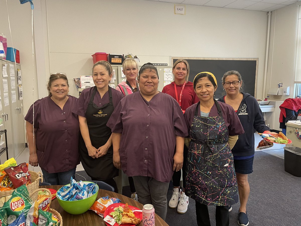 heidilynnds's tweet photo. Today, our Longfellow teachers celebrated our classified staff! #classifiedstaff #appreciationtweet #lblongfellowlions #proudtobelbusd #provepossible #teamwork https://t.co/zw03Pi7Od5
