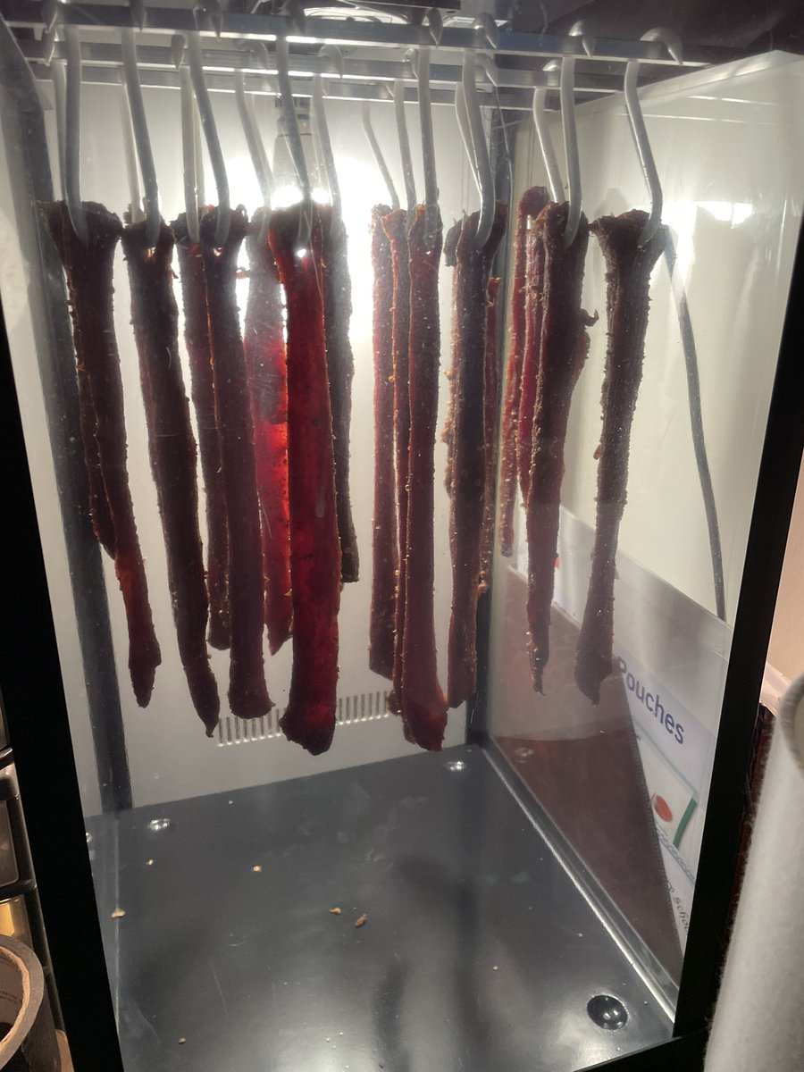 TjoLoLo7's tweet photo. “ed” #thesouthafricanabroad has made some biltong from silverside beef (expensive cut)(not paying for it, brother is)
I get a quarter of the biltong though for doing the whole process
#SouthAfricanBiltongSpices
#LekkerBiltong
#MakingBiltong
#MyRecipe https://t.co/uWIz0iDqBk