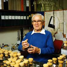 mariobianchi18's tweet photo. Il #20maggio 1918 nasceva #EdwardLewis. Genetista. Nobel nel 1995 con C. Nüsslein-Volhard ed E. Wieschaus per aver scoperto le funzioni dello sviluppo embrionale precoce della mosca della frutta. Classificò i 15 geni che determinano il piano e la formazione di segmenti corporei. https://t.co/6N9n5iBgqv