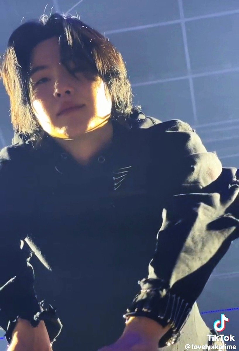 joon_lovebot's tweet photo. His top lip is top lipping so hard these days I don't feel well https://t.co/OXMSiP7a8b