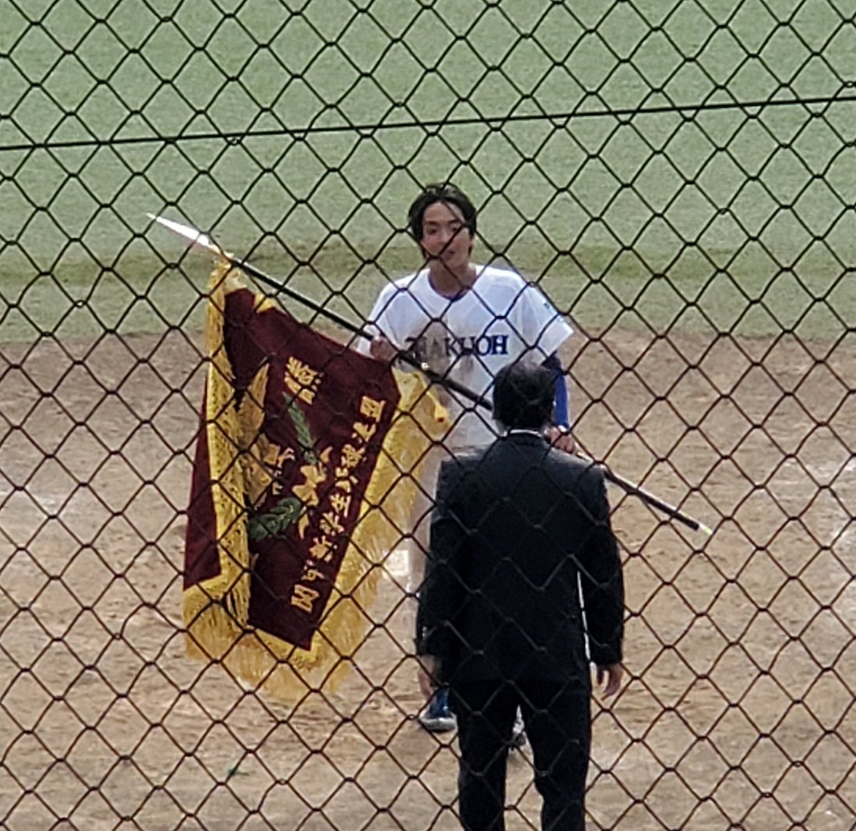 chikibon4431's tweet photo. 関甲新を制し念願の優勝旗を手にした千葉蓮主将 https://t.co/2vlyQ3D54O