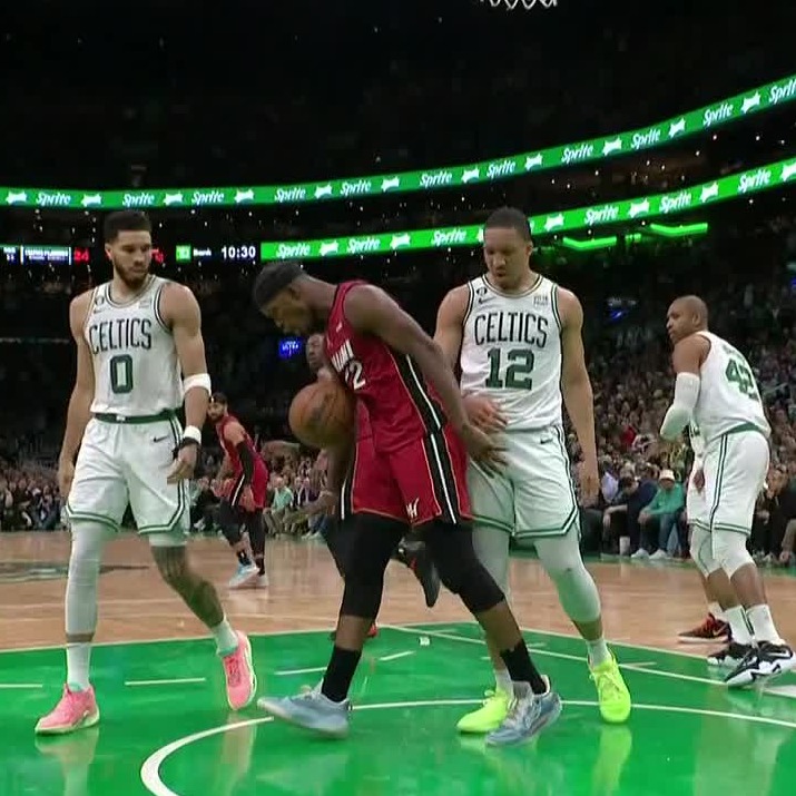 fiveminsports's tweet image. Jimmy doing the "too small" while testing if he's correct with the other hand