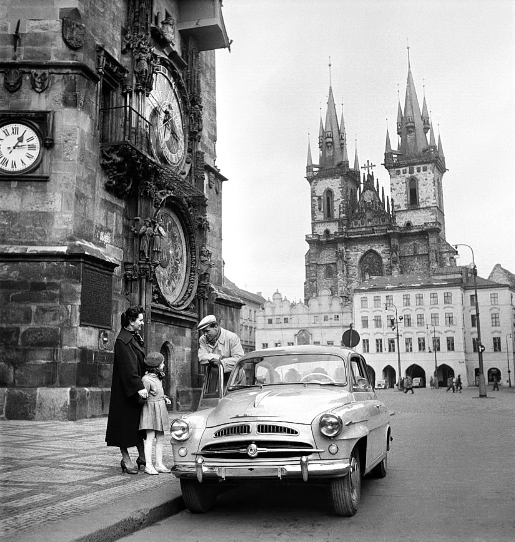 Prazskepribehy's tweet photo. Staroměstské náměstí, rok 1959. Autor fotografie Vilém Heckel zahynul v květnu 1970 spolu se všemi dalšími členy československé expedice do Peru při zemětřesení pod horou Huascarán. Bylo mu 52 let. https://t.co/kfu0e2mZMN