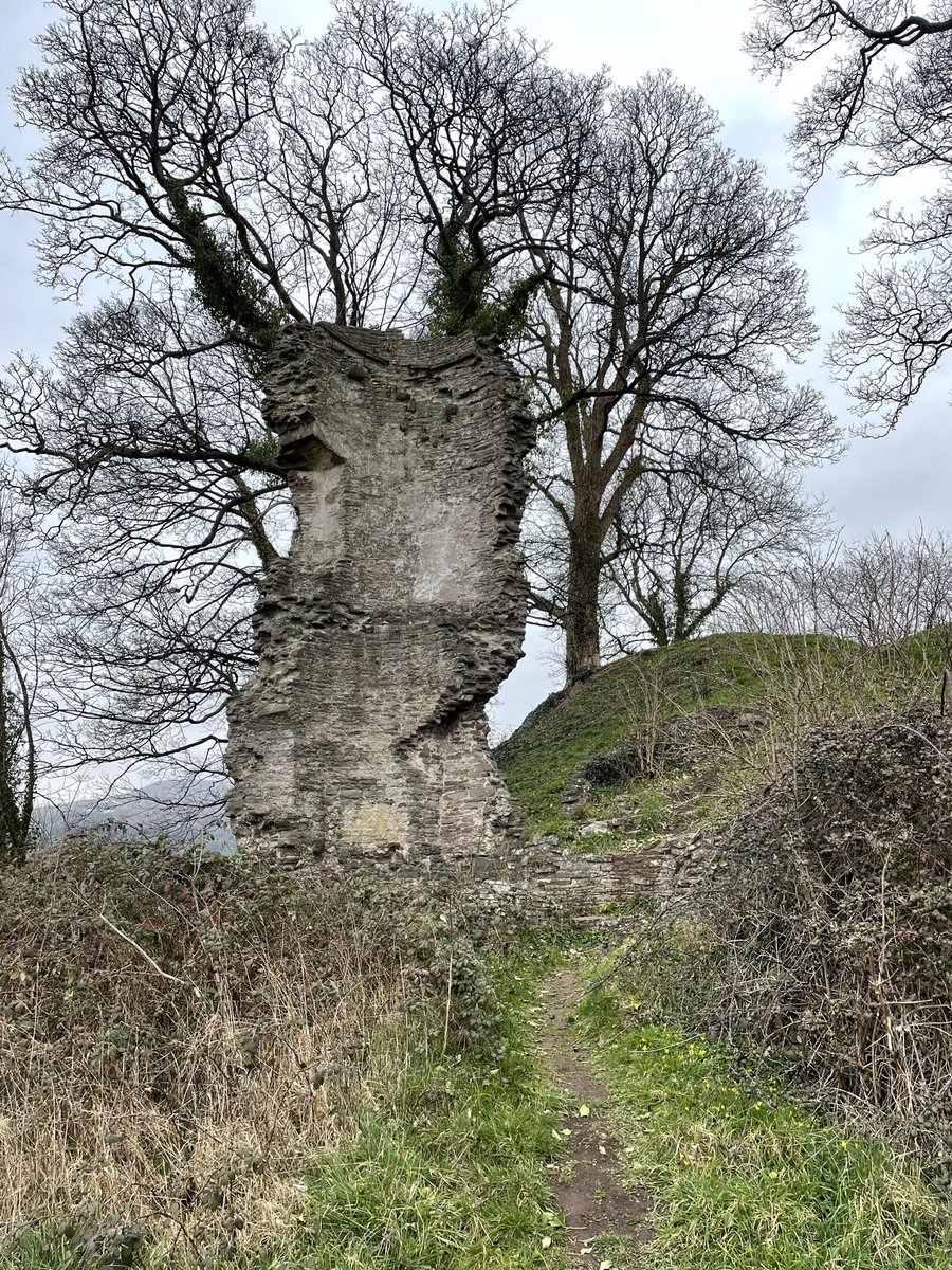 Crickhowell #Castle AKA Alisby's Castle began life as an motte and bailey in the C12th. It was rebuilt in stone in 1272. Refortified in 1402 it was attacked & left in ruins by Owain Glyndŵr’s forces in 1403. By the C16th it was described an uninhabitable. #CastleSaturday
