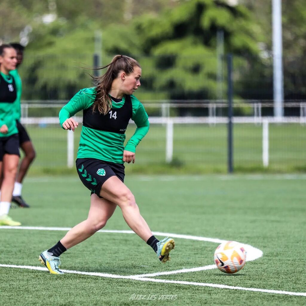 Entraînement
17 mai 2023
Saint-Étienne

#asse #assefeminines #assaintetienne #allezlesvertes #football #footfeminin #photography #womanfootball #instagram
#instafootball #canon #nike #d2 #hummel #soccer #sportfeminin #footofeminin #photographie