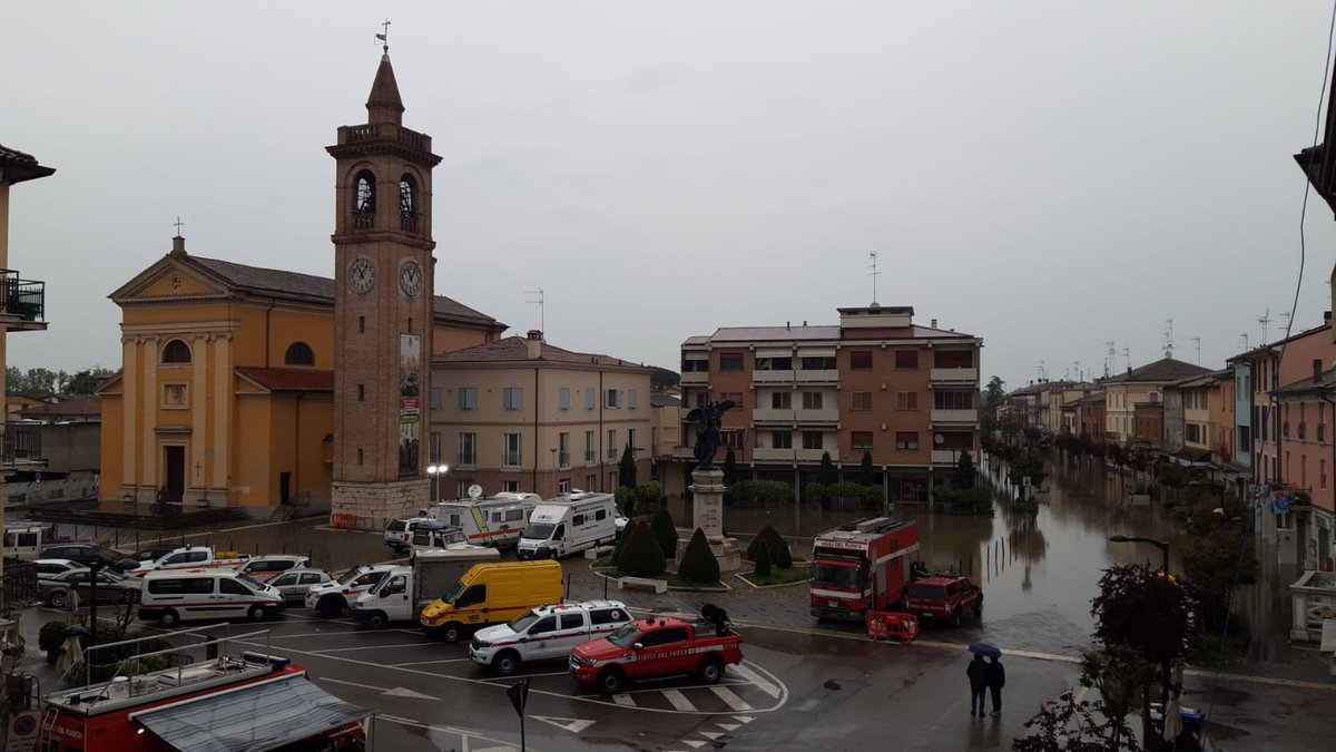 ProtCivileRT's tweet photo. Questa l'area operativa a Conselice con il COC, l'UCL dei @vigilidelfuoco, la segreteria e la SOM della Colonna mobile di @regionetoscana #EmiliaRomagna https://t.co/mnXQgw3jLE