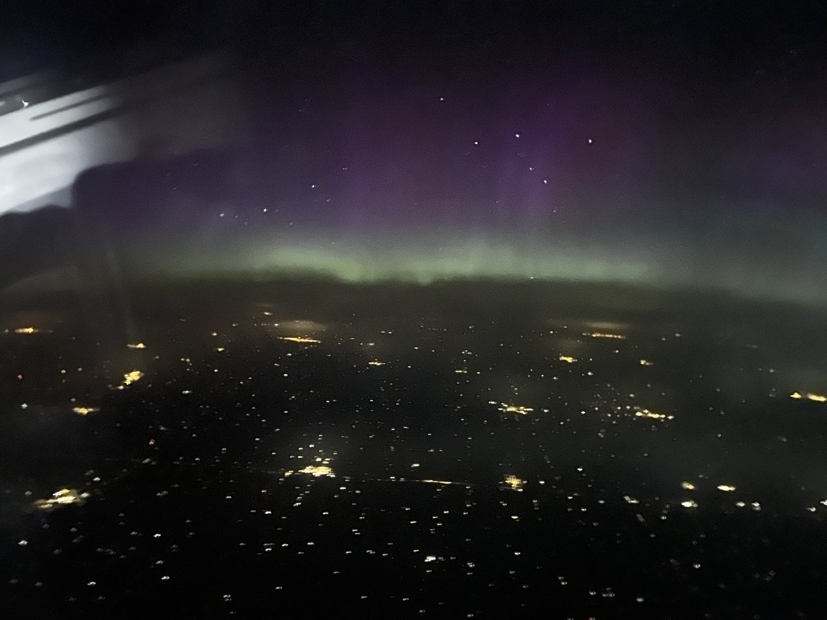 jimcramer's tweet photo. the Northern Lights caught over the midwest from 30,000 feet!! https://t.co/SYh5LysjAU