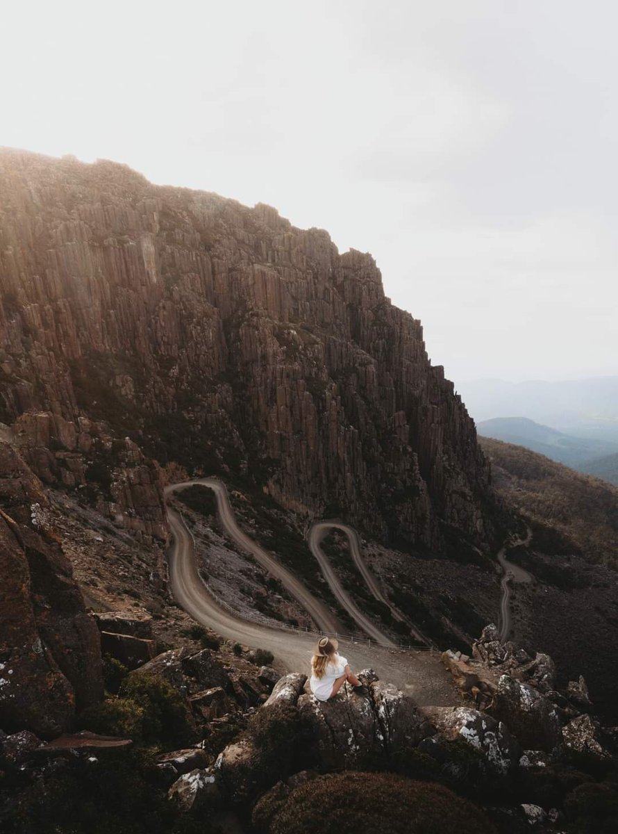 The iconic Jacobs Ladder zig-zag road at Ben Lomond ⛰️🚗 pic: instagram.com/she.who.explor…