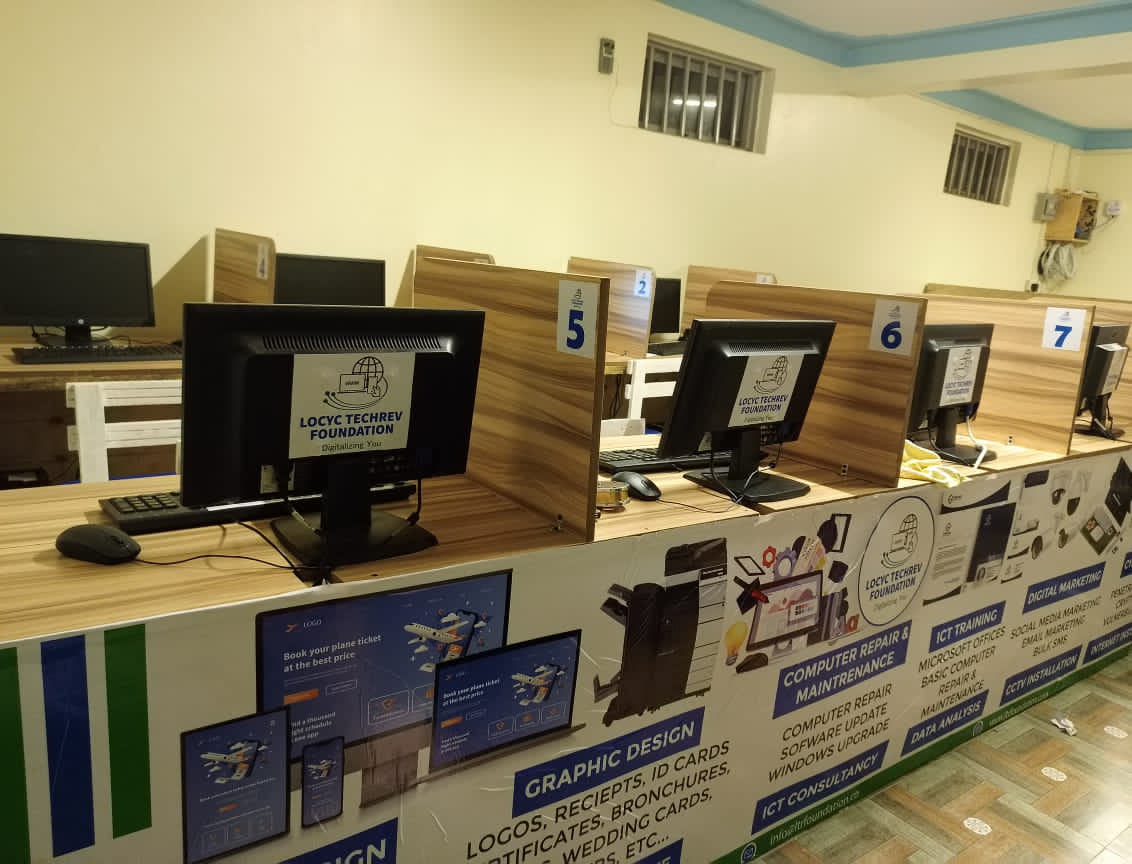 TechRev_Ug's tweet photo. It's a weekend 🎉
Visit us today and enjoy fast, unlimited and uninterrupted internet connectivity 🛜

Our Internet cafe has a quiet and favorable work space that can enable you to attend online meetings, do research and also enjoy all forms of social media. https://t.co/nrcIMKYrVo