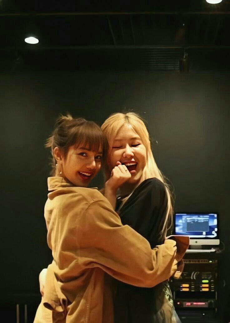 user271222_'s tweet photo. Bakın bu kız tek askim. Baska kimsenin olamaz sadece ben onun anasiyim arkadaslar beş wonyoung Stan ve lisa'm benim 💘💋
#chaelisa #idsen @w0ny0gf https://t.co/CmZlvdaKTE