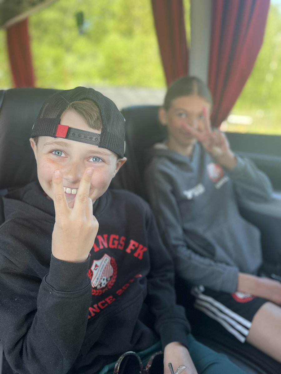 Jenli761's tweet photo. Bästa supportrarna 😍🙌🏼 med på bussen 🚌 som tar oss till Bravida Arena🏟️ och mötet mot BK Häcken kl 14:00⚽️☀️! #lfkdam @_Elitettan @ElitfotbollDam https://t.co/BOB4PiaJ0p