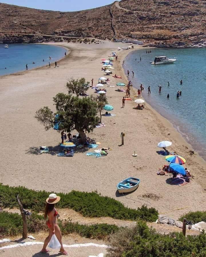 Mmm which side.. 🤷‍♀️Left side or the right? To the beach in Kythnos Greece 🇬🇷