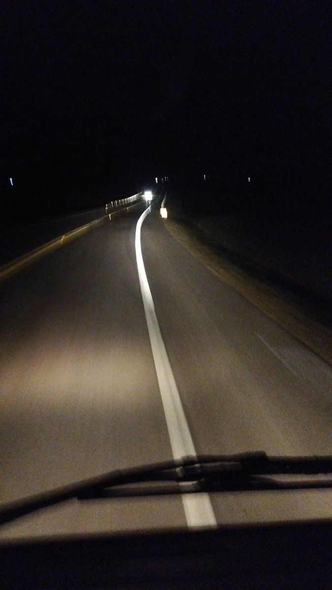 EcheniqueJuanJ's tweet photo. Sr conductor por favor si su vehículo no trae de fabrica luces led o de ese tipo no le ponga usted.  Porque aparte de gastar plata lo único que logra es encandilar a todo el mundo.  !!! https://t.co/Eat0ANM5D6