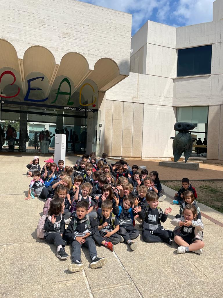 SantNicolau's tweet photo. Els nens i les nenes d’#I3SN vam gaudir d’una visita a la Fundació Joan Miró @fundaciomiro observant escultures, quadres i tapissos. Vam veure molts colors, formes i textures. 🤗
#educacióinfantil #escola #sabadell https://t.co/q62VUHLcRR