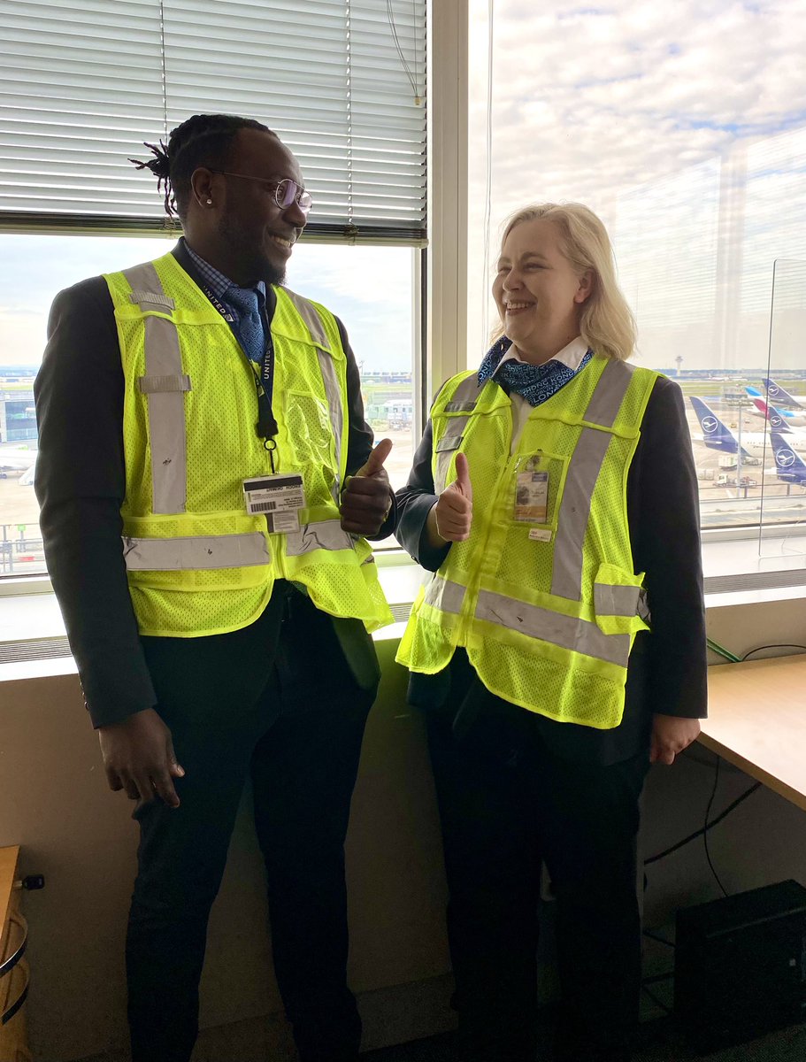 FRA staff modeling the proper way to wear their safety vests… outermost garment and zipped. Looking good you two! @AOSafetyUAL #teamfra #beingunited @AndreaNPunited @UKraft2