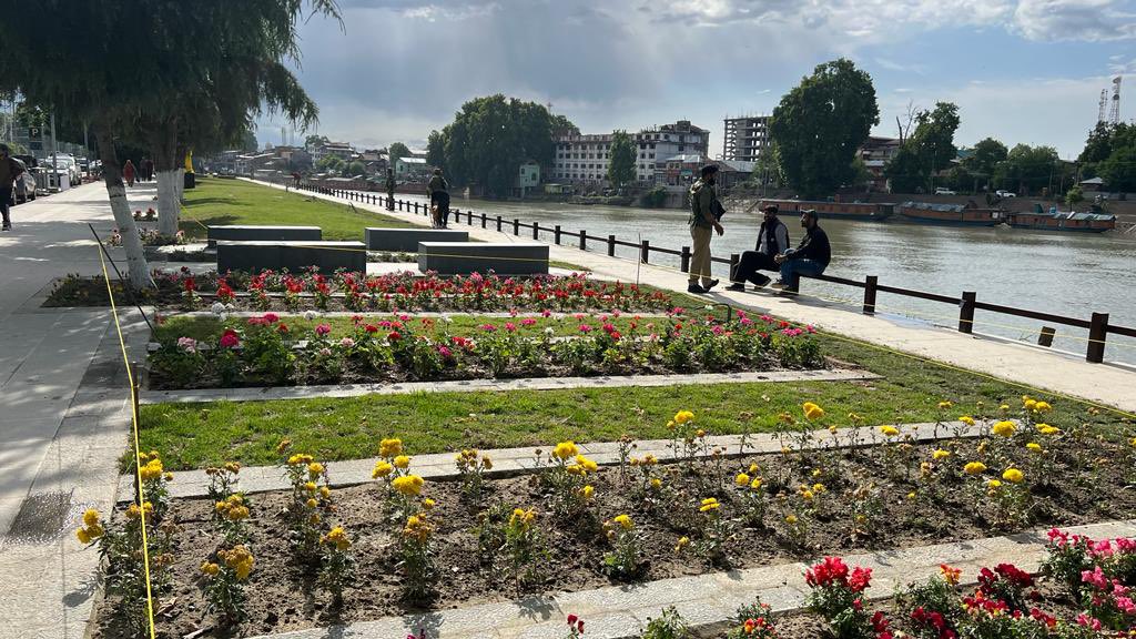 UCFDesignStudio's tweet image. The #SrinagarRiverfront project on Jhelum banks has created a beautiful public space in the city which is being used by all citizens. 
#ultraconfidentialfloors
@sclsrinagar @SmartCities_HUA