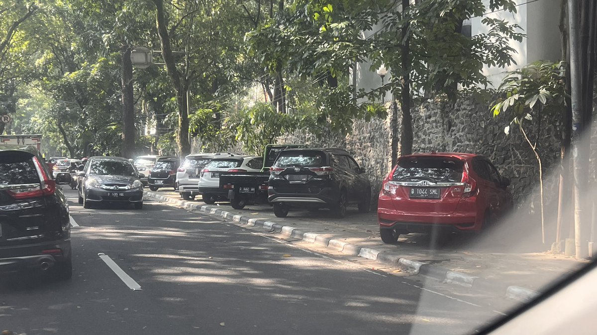toooooyy's tweet photo. @PRFMnews @infobdg  
udah boleh ya, parkir gini?? 😞 https://t.co/C1Gk3ubMjS