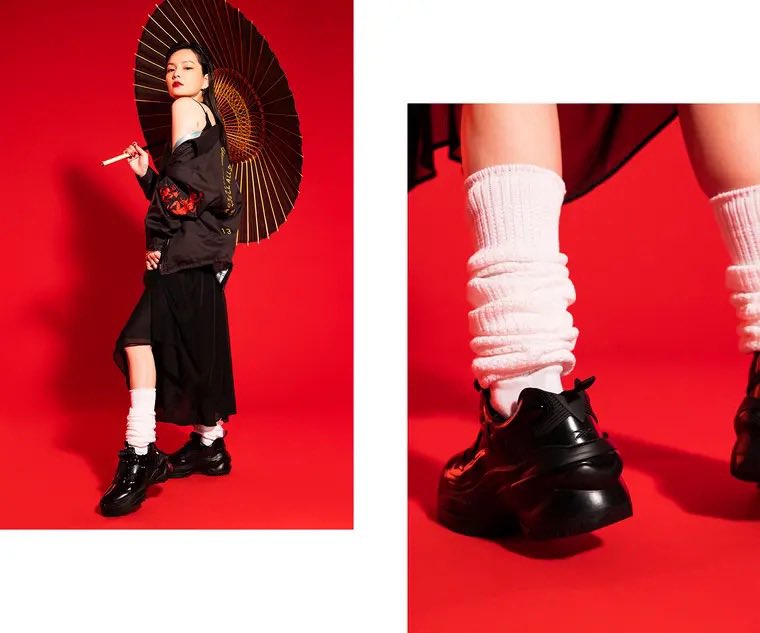 【本日発売！！】

⚫️KOZUE AKIMOTO × Tabio ⚫️
モデルの秋元梢さんとコラボレーションした
タビソックス本日発売です！
前回一瞬で完売したラメやルーズの他、新しいデザインも加え、
本人の強いこだわりとタビオの技術による全6型を展開。
第二弾は年間を通して販売する商品もございます◎