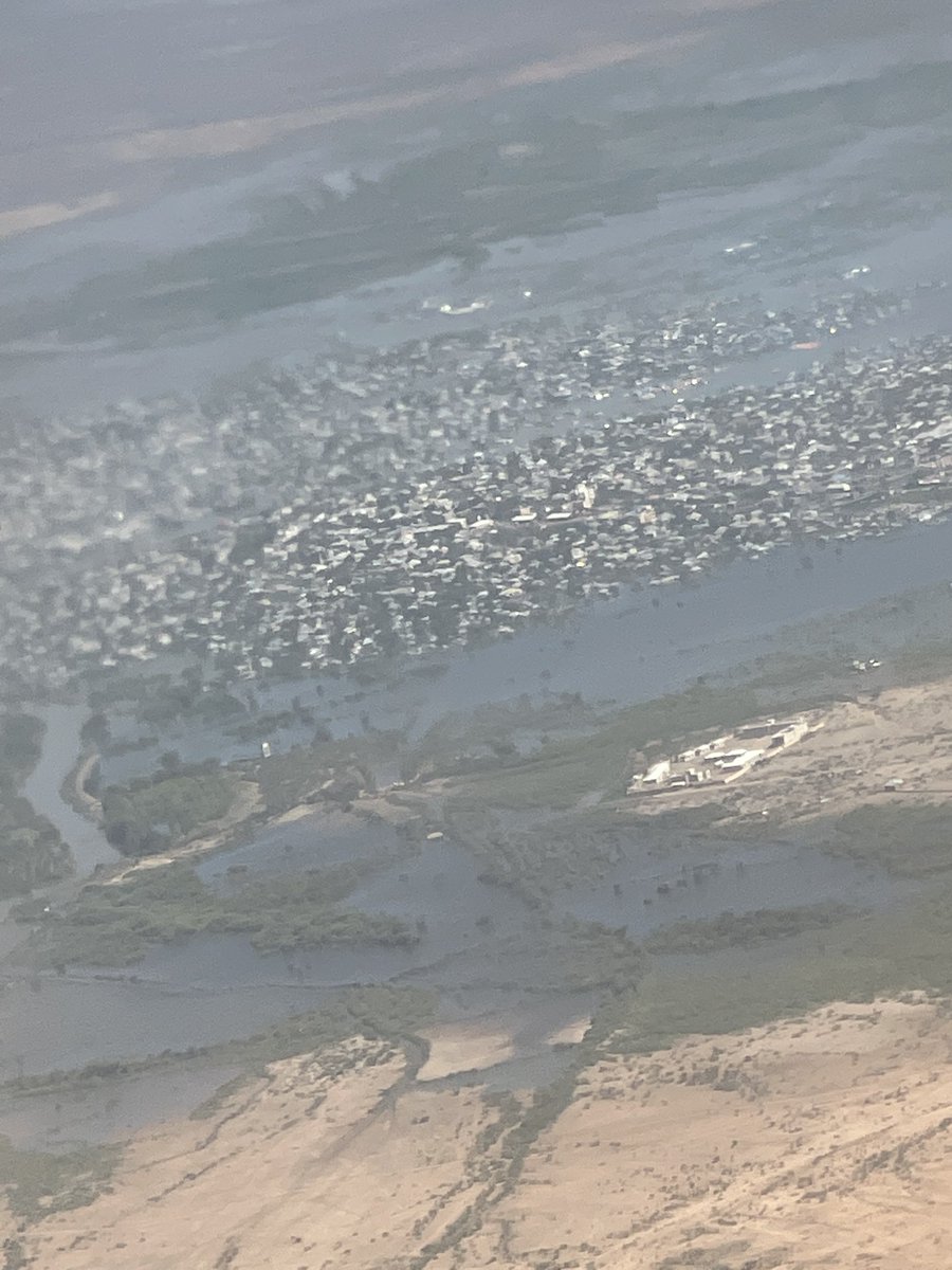 SaidMohamudIsse's tweet photo. In Beletweyn, #Somalia which is flooded by Shabelle river. The city submerged and more than 460,000 people were displaced including my colleagues @SaveChildrenSO who are based in the town. 

Communities told us three children are among those killed by the floods. https://t.co/6a6VJTGxx6