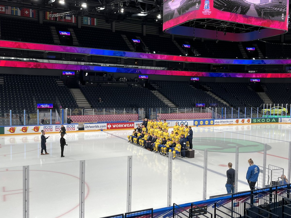 Lagfotografering innan Tre Kronors matchvärmning (möter Frankrike i kväll). 23 spelare på plats. Linus Johansson förmodligen sjuk fortfarande.