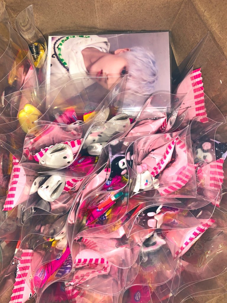 maarkvee's tweet photo. IM HERE!! for trades and who wants to collect freebies sanrio comes to section 301!!😋😋 #TDS2inKL https://t.co/o77VsktiTM