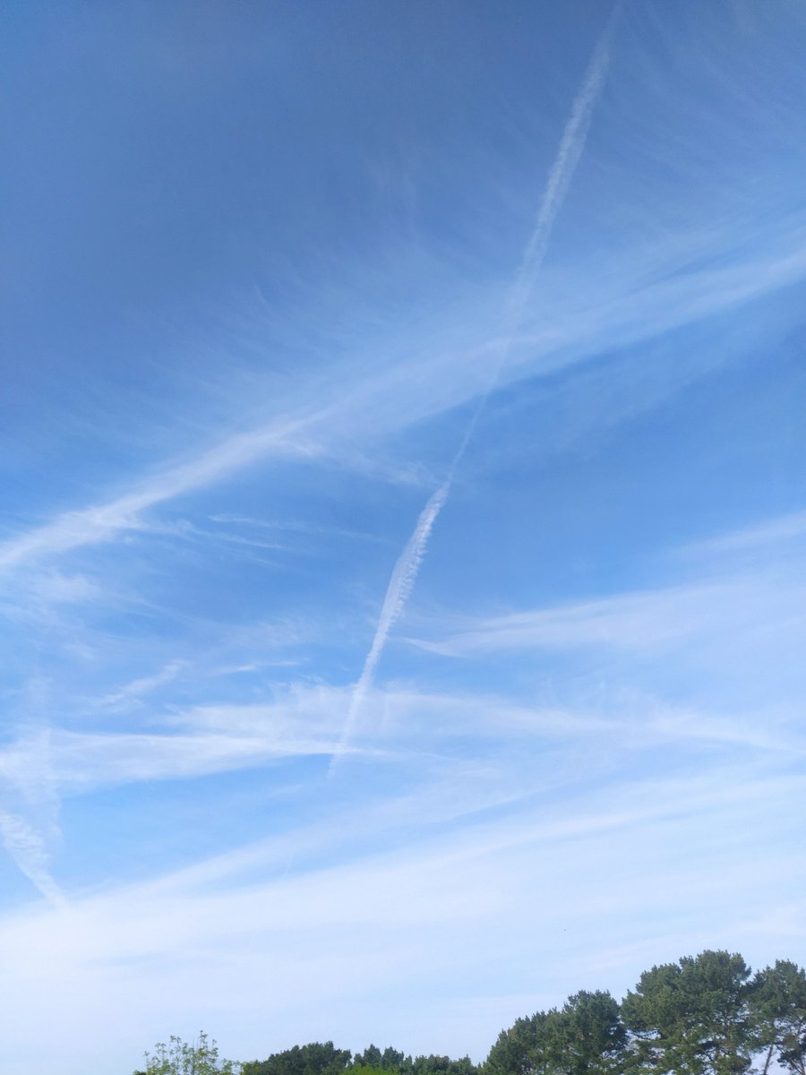 @JayneJ07 Where are you? Hampshire today is completely clear #chemtrailsDayOff Compared with yesterday's Full-on  Attack #chemtrail #GeoEngineering #weathermanipulation #climatechangescam #alimunium #barium #wakeup #lookup #SAI  #chemtrails #stratosphericaerosolinjection @metoffice @UK_CAA