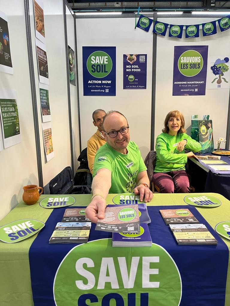 @LouisaAnisia @YogaFestival_FR @cpsavesoil @SadhguruJV @UNESCO Beautiful stand at the fair for #savesoil, come by and find out more @YogaFestival_FR