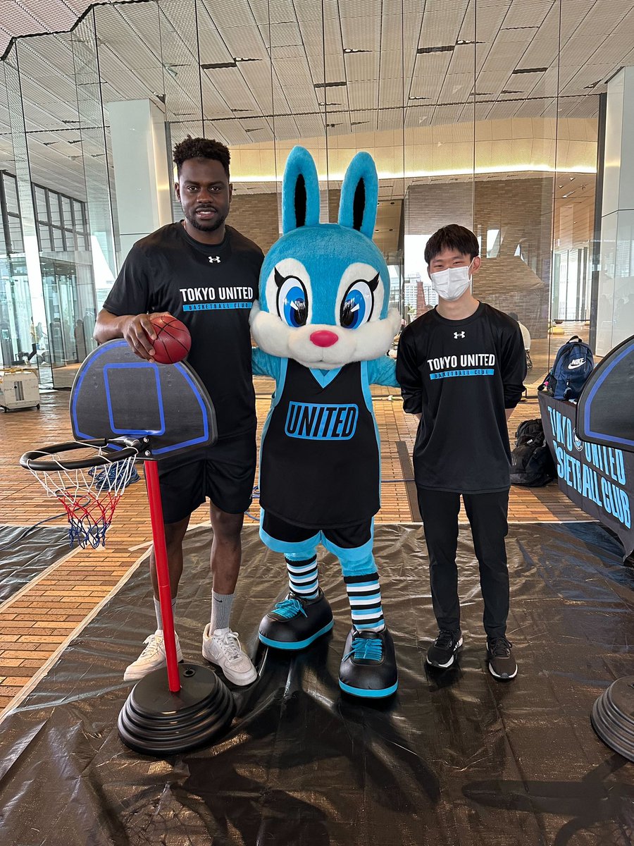 TUBCofficial's tweet photo. ブラ選手、藤本マネージャー、ユナイトが #豊洲江戸祭 に参加させていただきました🐰🏀 https://t.co/kf0NpUp4mR