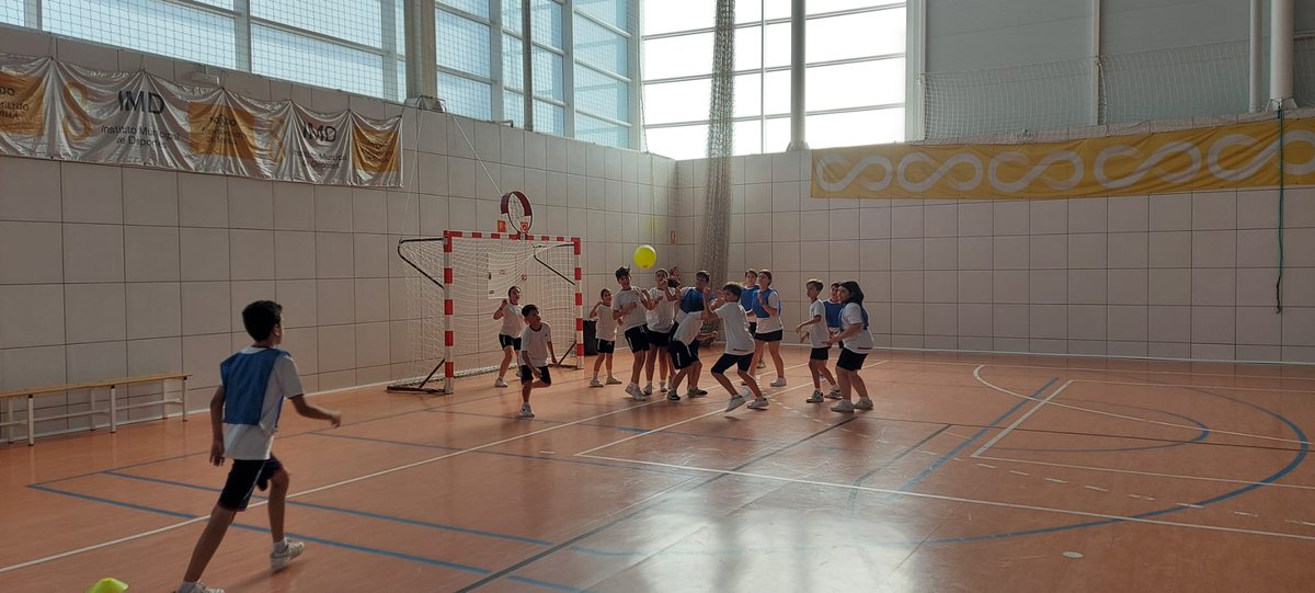 ringoldeporte's tweet photo. Los alumnos/as del colegio Ntra Sra de la Merced (Sevilla) durante las jornadas por la celebración del Patrón San Pedro Nolasco disfrutaron de la práctica del del RinGol,deporte que les apasiona y con el que disfrutan desarrollando actitudes de cooperación y compañerismo.
#ringol https://t.co/aLa0foMeHs