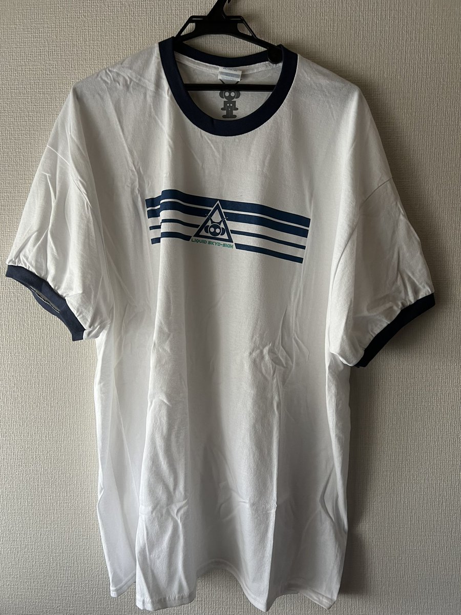 90sクラブウェアで流行ったスポーティなサッカーシャツとカモフラ柄。 両方当時のクラブウェアブランド、リキッドスカイのモノ。 はたして、ビョークが着こなした服を太ったおじさんに着こなせるのか…  こちらi-Dの趣深い記事 