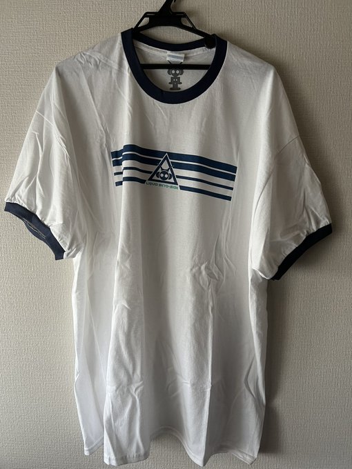 90sクラブウェアで流行ったスポーティなサッカーシャツとカモフラ柄。 両方当時のクラブウェアブランド、リキッドスカイのモノ。 はたして、ビョークが着こなした服を太ったおじさんに着こなせるのか…  こちらi-Dの趣深い記事 