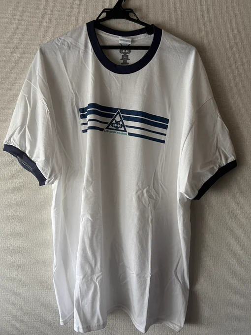 90sクラブウェアで流行ったスポーティなサッカーシャツとカモフラ柄。 両方当時のクラブウェアブランド、リキッドスカイのモノ。 はたして、ビョークが着こなした服を太ったおじさんに着こなせるのか…  こちらi-Dの趣深い記事 