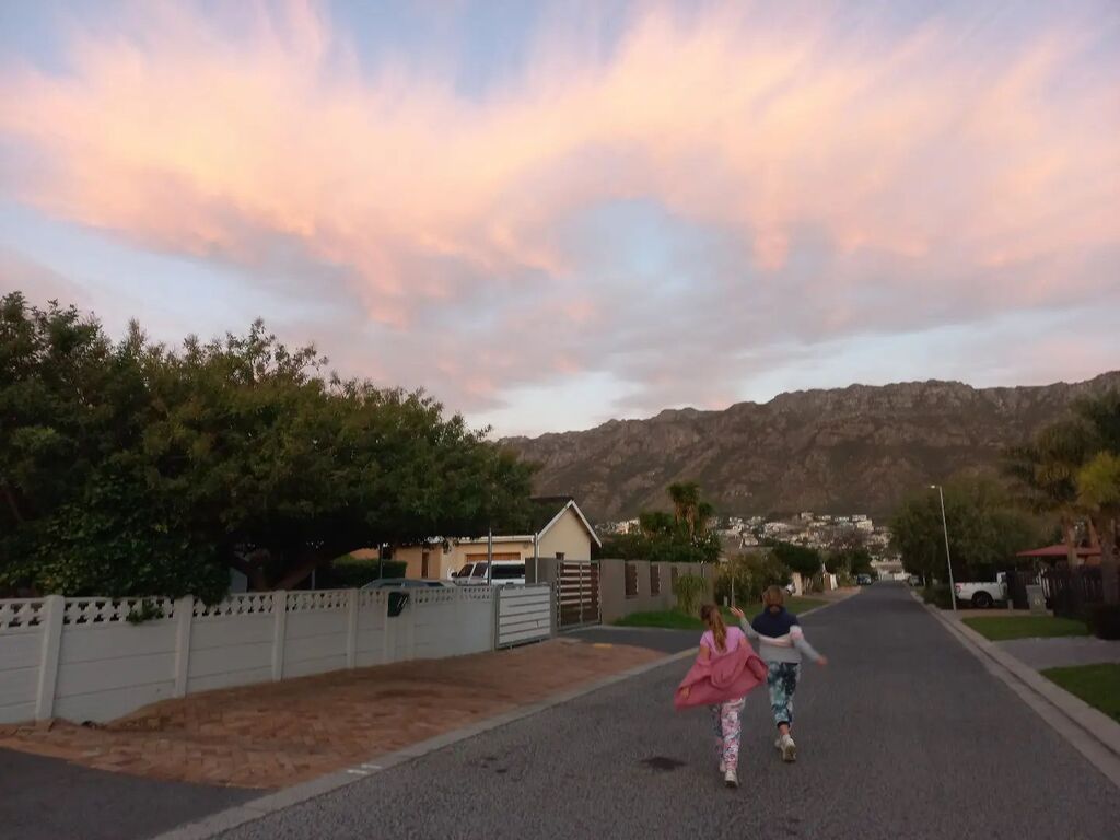 Candy cotton skies last night in the neighbourhood. Managed to get the girls off their screens for a bit of outside time. Getting harder to do as they get older! 😅 #eveningwalk #suburbia #gordonsbay #helderberg #southafrica #anexploringsouthafrican instagr.am/p/CsdMpGdqu69/