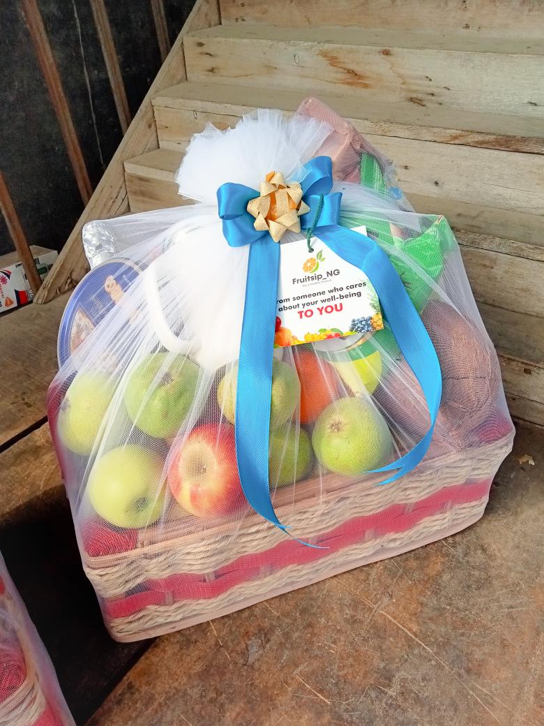 fruitsipng's tweet photo. Happy Weekend Beautiful People β€οΈ
A weekend gift is never a bad idea basket π§Ί
#fruitbasket #fruithamper https://t.co/T3NIidtqf8