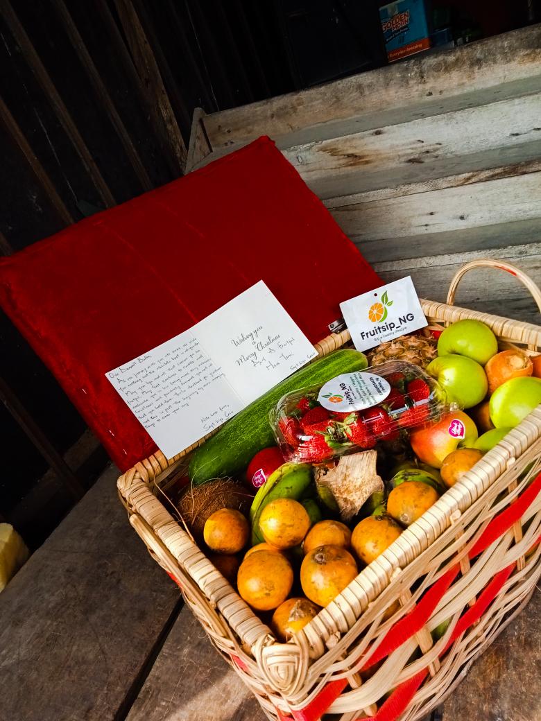 fruitsipng's tweet photo. Happy Weekend Beautiful People β€οΈ
A weekend gift is never a bad idea basket π§Ί
#fruitbasket #fruithamper https://t.co/T3NIidtqf8
