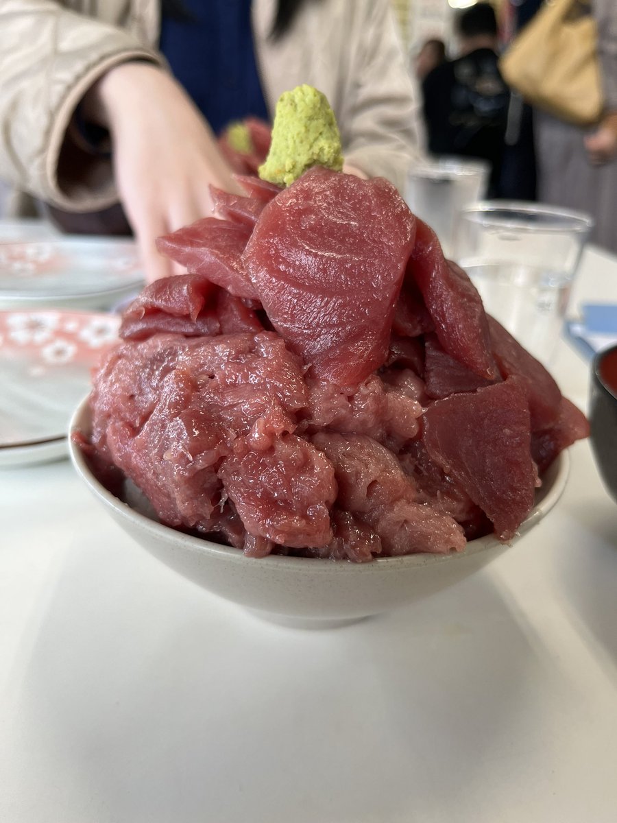 403Yagi's tweet photo. 数年ぶりの鶴亀屋食堂
本マグロ丼の小を注文。マグロ15枚と書かれてたけど実際倍以上入っててたたきもてんこ盛りでしたw満足 https://t.co/DZnZ0nD538