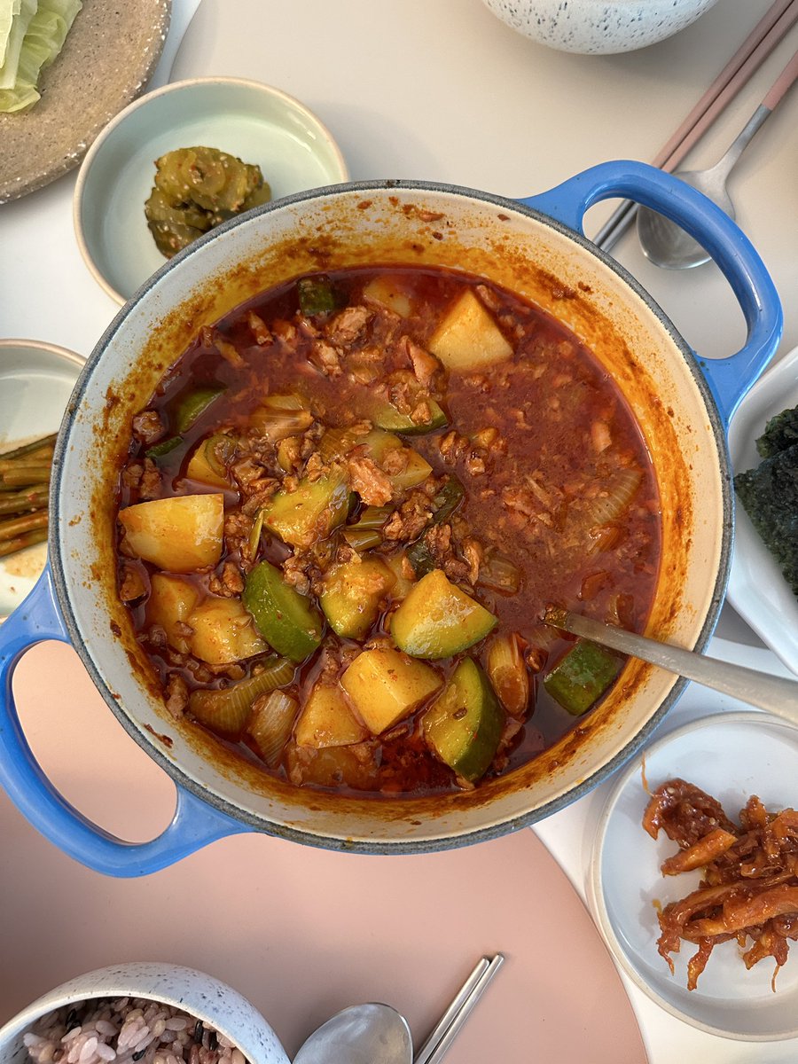 felicejeong's tweet image. 스팸으깨서 만드는 짜글이 고추장찌개st 
간만에 밥리필 해서 먹음 완전 밥도둑…♥️

1 스팸을 포크로 눌러 으깨고(큰스팸 기준)
2 식용유 한스푼 다진 마늘 듬뿍 넣고 약한 불에서 노릇하게 볶기. 바닥에 슬쩌기 눌러 붙기 시작하면 뒤적뒤적 하세요