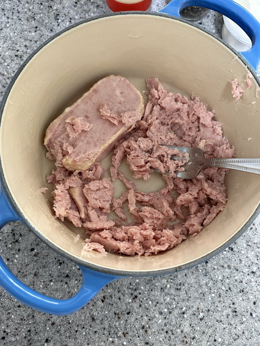 felicejeong's tweet image. 스팸으깨서 만드는 짜글이 고추장찌개st 
간만에 밥리필 해서 먹음 완전 밥도둑…♥️

1 스팸을 포크로 눌러 으깨고(큰스팸 기준)
2 식용유 한스푼 다진 마늘 듬뿍 넣고 약한 불에서 노릇하게 볶기. 바닥에 슬쩌기 눌러 붙기 시작하면 뒤적뒤적 하세요