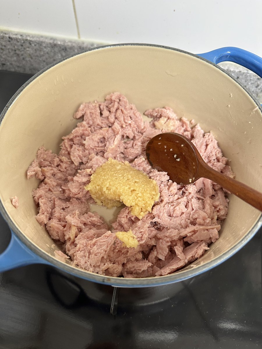 felicejeong's tweet image. 스팸으깨서 만드는 짜글이 고추장찌개st 
간만에 밥리필 해서 먹음 완전 밥도둑…♥️

1 스팸을 포크로 눌러 으깨고(큰스팸 기준)
2 식용유 한스푼 다진 마늘 듬뿍 넣고 약한 불에서 노릇하게 볶기. 바닥에 슬쩌기 눌러 붙기 시작하면 뒤적뒤적 하세요