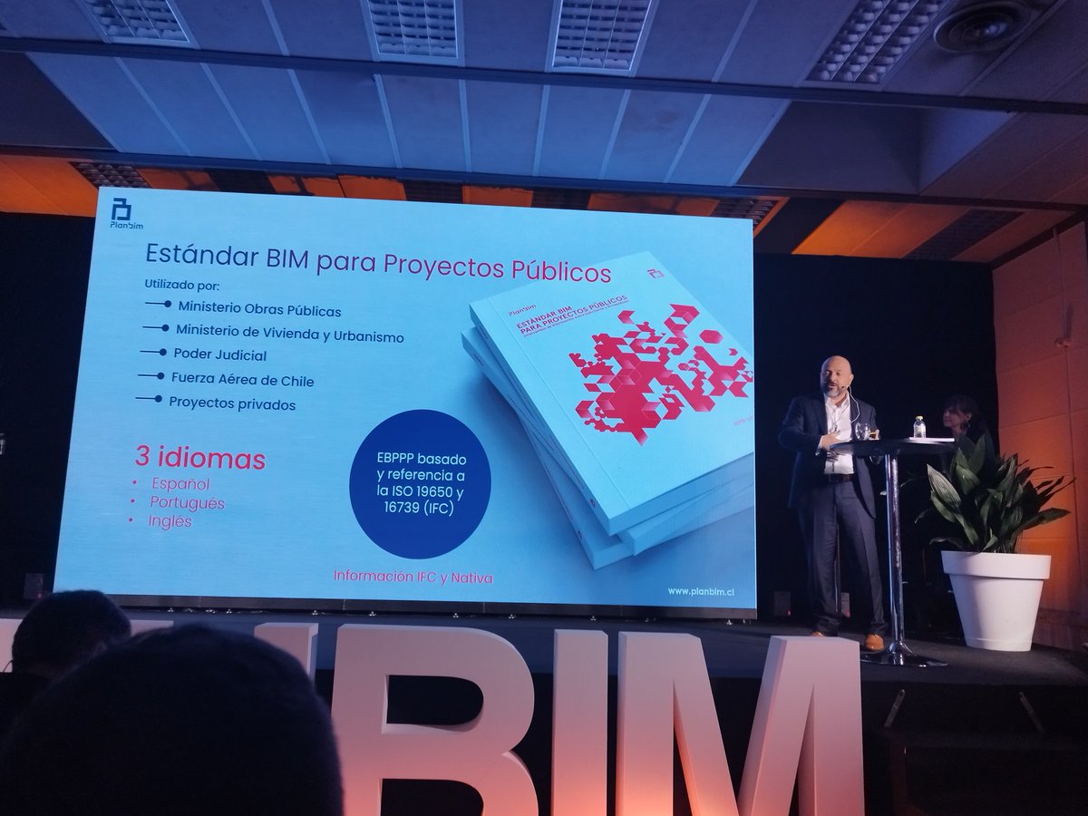 Carolina Soto y <a href="/smanriquezf/">Sebastián Manríquez Fuentealba</a> de <a href="/Plan_BIM/">Planbim_Corfo</a> exponen en #eubim2023 el trabajo desarrollado para implantar BIM en Chile, desde el sector público, pero con el apoyo del sector privado
