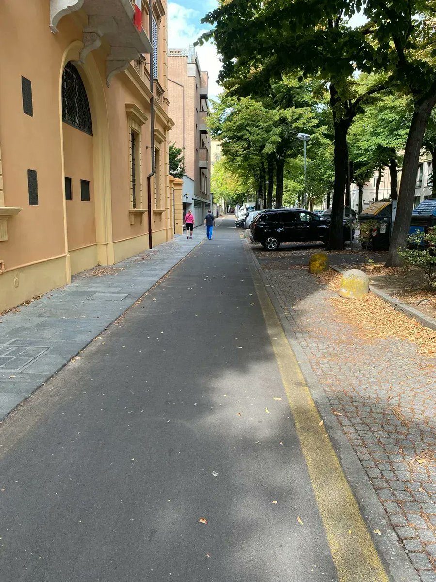 GreenSchoolRuns's tweet photo. In many cities in #Italy you can find cycle paths on most roads, often segregated from the motor traffic. As a consequence, pedestrians are also further away from moving cars. Safer streets for everyone! #StreetSpaceLDN #SaferRoads #ActiveTravel #AirPollution 🚶🚶🚶 🚴 🚴 https://t.co/Tu3ENFBkLz