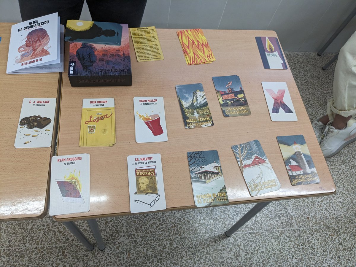 Ay, ayyyy! A punto de empezar a jugar #AliceIsMissing con @OscarRecioColl!! Sólo estamos con la preparación y ya estoy con las emociones a tope... Esto va directo al diario de aprendizaje! 😍 #posgradomaecenas