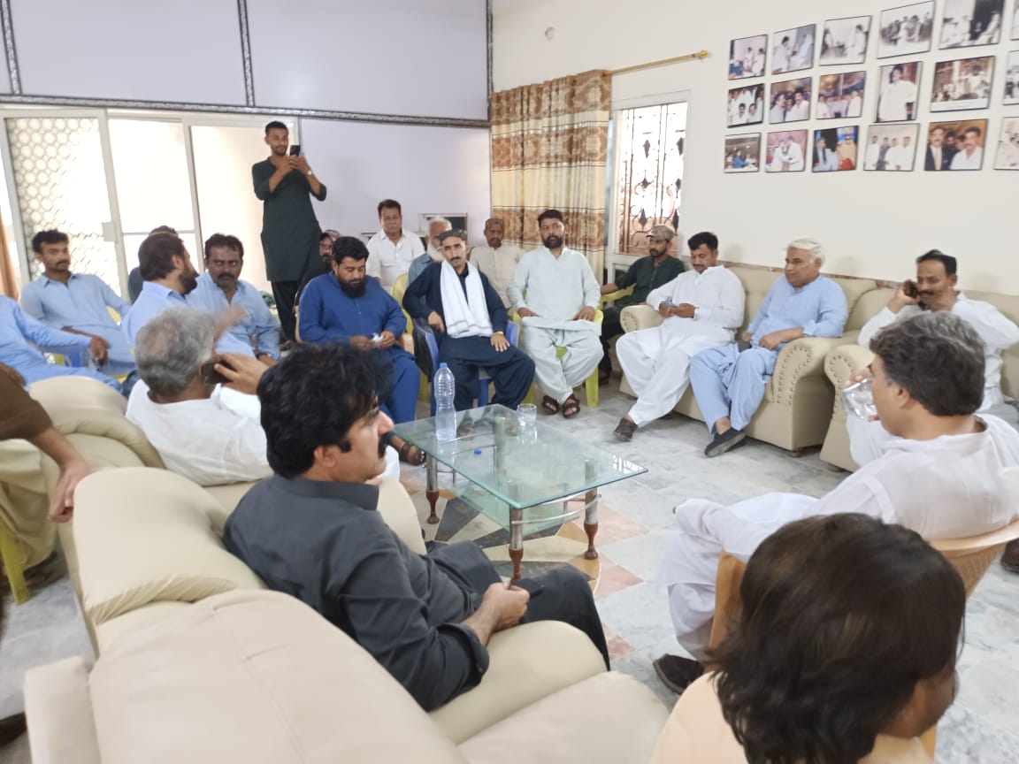 imranpathanzai's tweet photo. پاکستان پیپلزپارٹی ضلع حیدرآباد کے صدر و معاون خصوصی وزیراعلیٰ سندھ #صغیراحمدقریشی سے حیدرآباد سٹی۔قاسم آباد۔۔لطیف آباد کی مختلف پی ایس ۔یوسیس کے عہدیداران ۔چئیرمین ۔۔وائس چئیرمین ۔کونسلرز کی ملاقات

#بی_بی_تیرا_قافلہ
#روکا_نہیں_تہما_نہیں 
@BBhuttoZardari https://t.co/nvWyFxGZoH