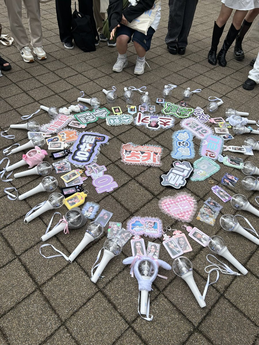Billlie_info's tweet photo. It's so good seeing many eves came to Showcase Billlie Japan Debut 💜💙🥺

Credit picture to owner https://t.co/RSkIieGcuT