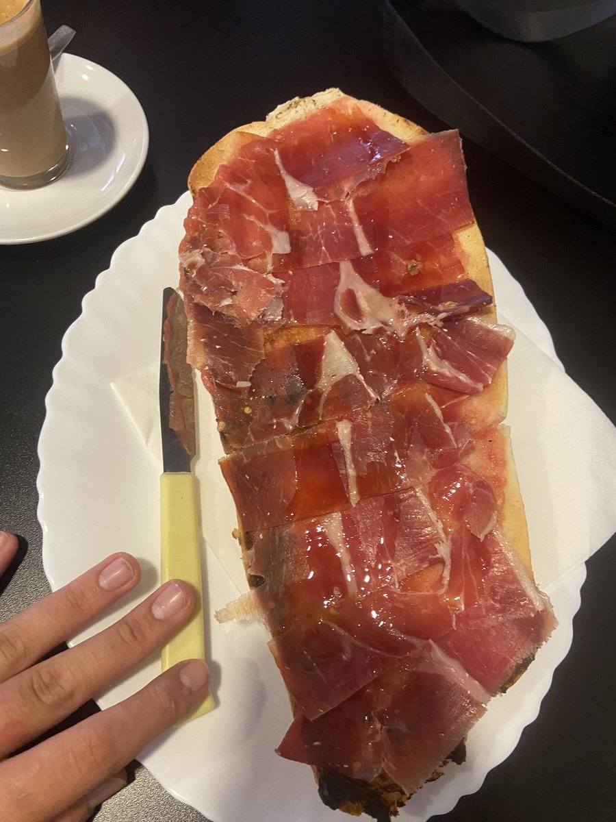 Para que después me venga un madrileño y me diga que en madrid se desayuna mejor que en Badajoz.
Esta tostada con jamon(jamon del bueno) es una media (imaginate la entera) + café 3,5 
En madrid minimo te cobrarian 15 por esto.
1-0
